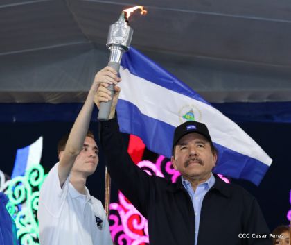 Antorcha Centroamericana es recibida por Daniel y Rosario