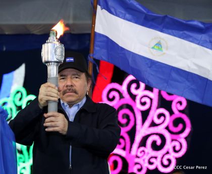 Antorcha Centroamericana es recibida por Daniel y Rosario