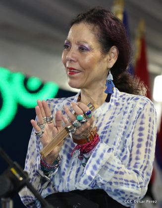 Antorcha Centroamericana es recibida por Daniel y Rosario