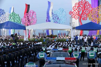 Antorcha Centroamericana es recibida por Daniel y Rosario