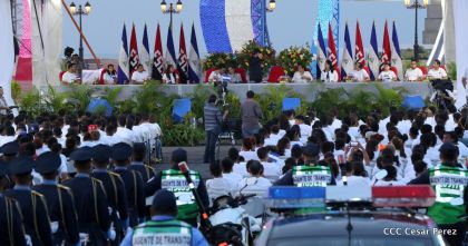 Antorcha Centroamericana es recibida por Daniel y Rosario