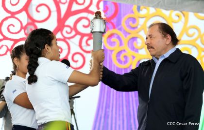 Antorcha Centroamericana es recibida por Daniel y Rosario