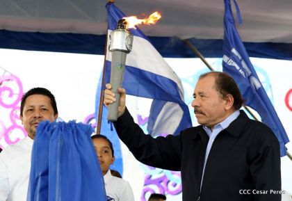 Antorcha Centroamericana es recibida por Daniel y Rosario