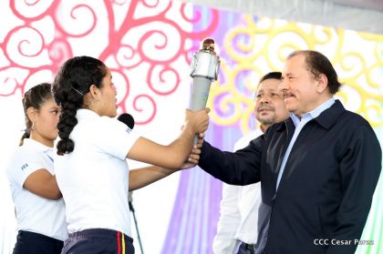 Antorcha Centroamericana es recibida por Daniel y Rosario