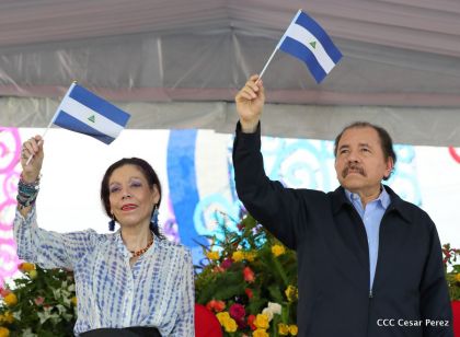 Antorcha Centroamericana es recibida por Daniel y Rosario