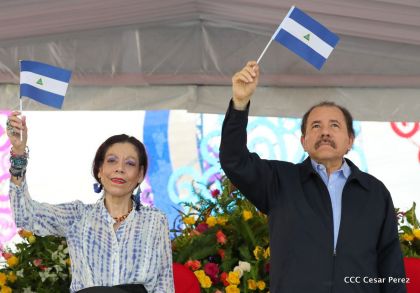 Antorcha Centroamericana es recibida por Daniel y Rosario