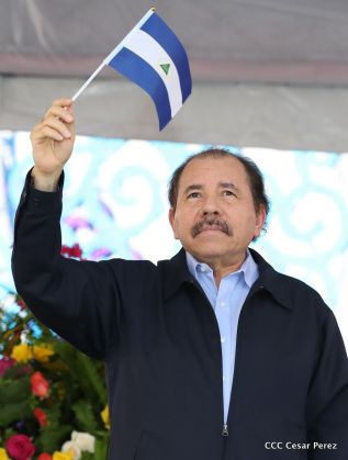 Antorcha Centroamericana es recibida por Daniel y Rosario