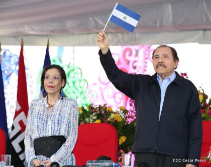 Antorcha Centroamericana es recibida por Daniel y Rosario