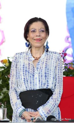 Antorcha Centroamericana es recibida por Daniel y Rosario