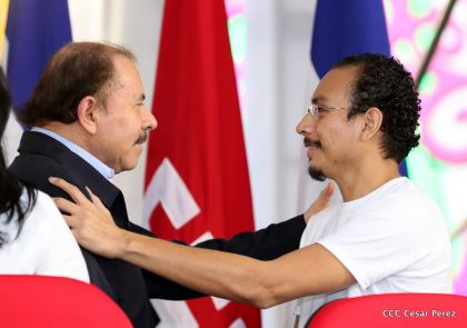 Antorcha Centroamericana es recibida por Daniel y Rosario