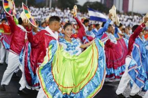 Desfile en saludo a las Fiestas Patrias
