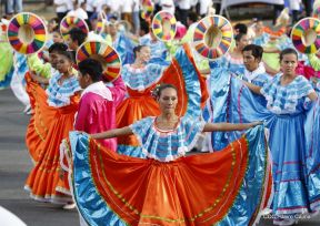 Desfile en saludo a las Fiestas Patrias