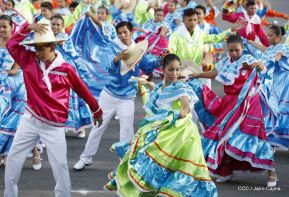 Desfile en saludo a las Fiestas Patrias