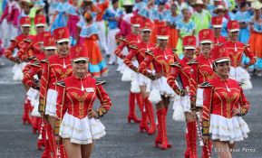 Desfile en saludo a las Fiestas Patrias