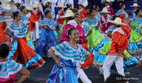 Desfile en saludo a las Fiestas Patrias