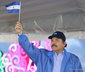 Desfile en saludo a las Fiestas Patrias