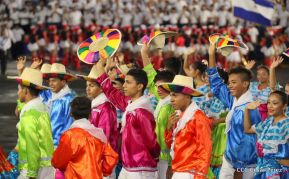 Desfile en saludo a las Fiestas Patrias