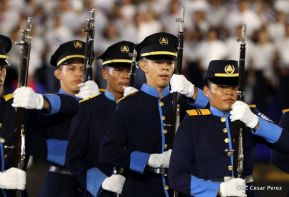 Desfile en saludo a las Fiestas Patrias