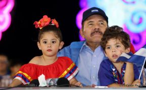 Desfile en saludo a las Fiestas Patrias