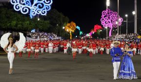 Desfile en saludo a las Fiestas Patrias