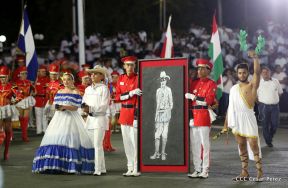 Desfile en saludo a las Fiestas Patrias