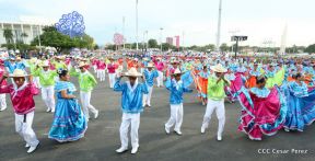Desfile en saludo a las Fiestas Patrias