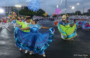 Desfile en saludo a las Fiestas Patrias