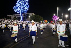 Desfile en saludo a las Fiestas Patrias