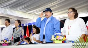 Desfile en saludo a las Fiestas Patrias