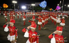 Desfile en saludo a las Fiestas Patrias