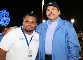 Desfile en saludo a las Fiestas Patrias
