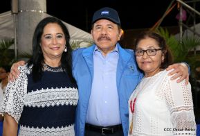 Desfile en saludo a las Fiestas Patrias