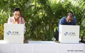 Comandante Daniel y Compañera Rosario ejercen su derecho al voto en Elecciones Municipales 2017