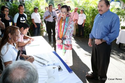 Comandante Daniel y Compañera Rosario ejercen su derecho al voto en Elecciones Municipales 2017