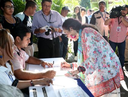 Comandante Daniel y Compañera Rosario ejercen su derecho al voto en Elecciones Municipales 2017