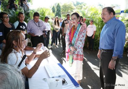 Comandante Daniel y Compañera Rosario ejercen su derecho al voto en Elecciones Municipales 2017