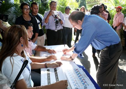 Comandante Daniel y Compañera Rosario ejercen su derecho al voto en Elecciones Municipales 2017