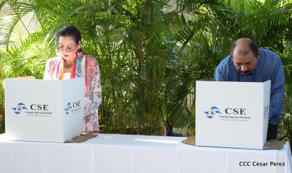 Comandante Daniel y Compañera Rosario ejercen su derecho al voto en Elecciones Municipales 2017