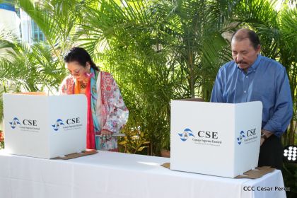 Comandante Daniel y Compañera Rosario ejercen su derecho al voto en Elecciones Municipales 2017