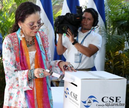 Comandante Daniel y Compañera Rosario ejercen su derecho al voto en Elecciones Municipales 2017