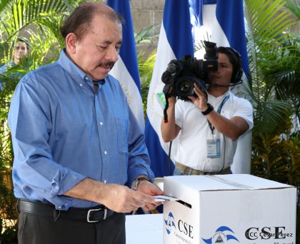 Comandante Daniel y Compañera Rosario ejercen su derecho al voto en Elecciones Municipales 2017