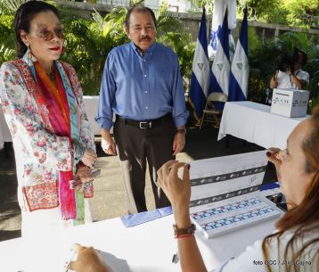 Comandante Daniel y Compañera Rosario ejercen su derecho al voto en Elecciones Municipales 2017