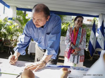 Comandante Daniel y Compañera Rosario ejercen su derecho al voto en Elecciones Municipales 2017