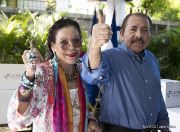 Comandante Daniel y Compañera Rosario ejercen su derecho al voto en Elecciones Municipales 2017