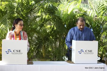 Comandante Daniel y Compañera Rosario ejercen su derecho al voto en Elecciones Municipales 2017