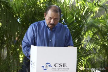 Comandante Daniel y Compañera Rosario ejercen su derecho al voto en Elecciones Municipales 2017