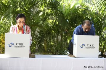 Comandante Daniel y Compañera Rosario ejercen su derecho al voto en Elecciones Municipales 2017