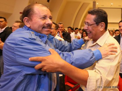 Daniel y Rosario conmemoran el 41 aniversario del paso a la inmortalidad del Comandante Carlos