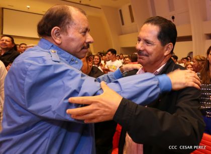 Daniel y Rosario conmemoran el 41 aniversario del paso a la inmortalidad del Comandante Carlos