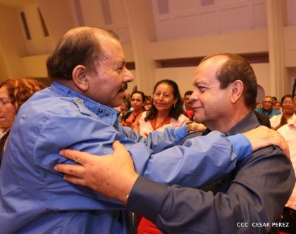 Daniel y Rosario conmemoran el 41 aniversario del paso a la inmortalidad del Comandante Carlos